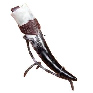 Outils de bar et accessoires pour boissons : Corne à boire Viking artisanale naturelle pour bière et vin, avec support en laiton et support en fer, à vendre - Product Image 1