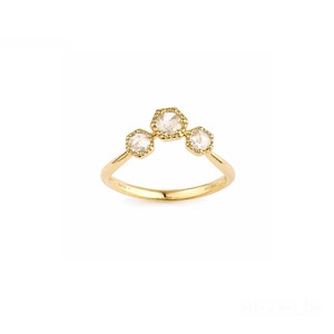 Anillo de diamantes cultivados en laboratorio con tres piedras hexagonales escalonadas en bisel, diseño de contorno escalonado en oro rosa. - Product Image 2