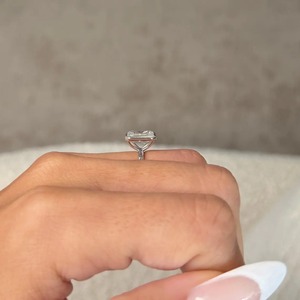 Anillo de Compromiso con Diamante Cultivado en Laboratorio, Corte Esmeralda de 2 Quilates, Oro Blanco de 14K, Certificado IGI E-VVS2, Ancho de Banda de 1.80mm para Mujer - Product Image 6