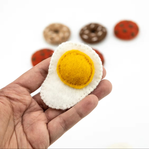 ไข่สักหลาดเย็บมือ ของเล่นทำอาหารสำหรับเด็ก ชุดอาหารเช้าสำหรับเล่นบทบาทสมมติในวันอีสเตอร์ ผลิตภัณฑ์ค้าปลีกแบบยุติธรรม ทำจากเส้นใยขนสัตว์ 100% - Product Image 1