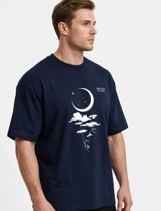 Oneten Apparel T-shirt à manches courtes et col rond pour homme, bleu marine, imprimé Moon Swing Clouds - Product Image 3