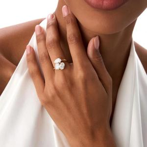 Bague Toi et Moi en or jaune massif avec diamant blanc taille poire ovale émeraude, sertie d'un grappe de pierres multiples et d'une triple pierre asymétrique - Product Image 3