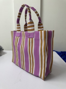 Bolso Tote Mediano de Moda con Rayas de Nailon Reciclado Ellora, Reutilizable, Ecológico, Ligero, para Uso Diario, Tipo Bandolera - Product Image 3