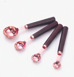 Cuillères doseuses en acier inoxydable poli or rose avec manches en bois, équipement métallique pour ustensiles de cuisine et usage domestique - Product Image 1