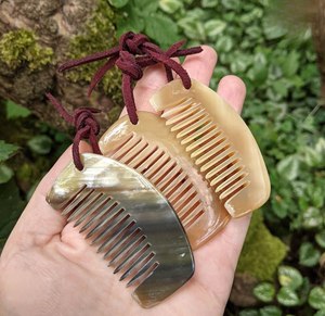 Peine de cuerno natural ecológico con dientes largos para el cuidado del cabello y peinado elegante, ideal como regalo de cumpleaños o decoración del hogar al mejor precio. - Product Image 5