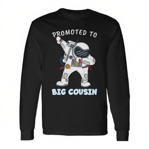 Maglietta a maniche lunghe per bambini con stampa digitale, girocollo, con stampa di un astronauta che fa dabbing e scritta 'Promoted To Big Cousin'. - Product Image 2