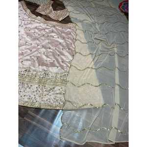 Hermoso Lehenga Choli de Diseño con Bordado para Fiestas, Ropa India y Pakistaní - Product Image 2