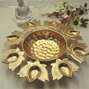 Cuenco Urli de Metal Martillado Hecho a Mano con Portavelas, Diseño de Pavo Real para Decoración de Diwali, Centro de Mesa para Bodas, Flor, Diya Flotante - Product Image 4