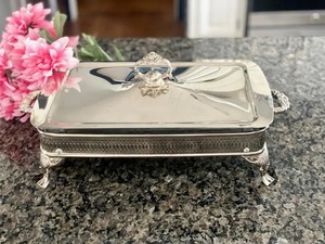 Recipiente rectangular de acero inoxidable con tapa y asas ornamentadas para servir en buffet a precio económico. - Product Image 1
