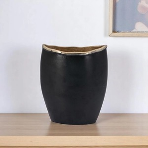 Jarrón de mesa Void Vessel moderno de metal negro mate hecho a mano, 9.8 pulgadas de alto y 7.9 pulgadas de ancho - Product Image 3