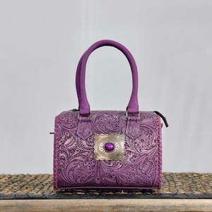 Bolso de Mano Mediano de Cuero Morado de Lujo Venus Leathers, Diseño Floral Repujado, Ligero, Cierre de Cremallera de Alta Calidad - Product Image 2