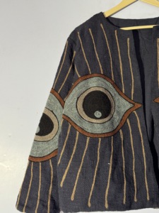 Veste Suzani Evil Eye – Manteau en tissu TNT fait main – Veste ouverte brodée style bohème avec motifs yeux - Product Image 5