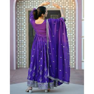 Vestido Tradicional Chino de Diseñador con Bordado de Lentejuelas - Product Image 5