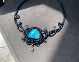 Collier en macramé avec pierre précieuse labradorite faite à la main |   Bijoux bohèmes en cristal bleu scintillant en forme de poire |   Mangalmay Corporation - Product Image 3