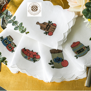 Los utensilios de cocina ViFamiliar son colocados en la mesa de comedor, creando una atmósfera cálida y acogedora. - Product Image 1