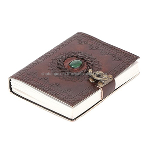 Diario de cuero de moda vintage, cuaderno de papel hecho a mano para escribir notas, regalos y recuerdos con cierre metálico. - Product Image 1