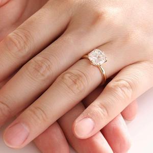 Bague solitaire de luxe en or jaune 14K pour femme, avec diamant de laboratoire VVS1 3 carats taille Old Mine, certifié IGI, monture florale à 6 griffes - Product Image 2
