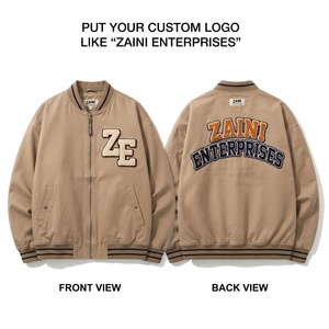 เสื้อแจ็คเก็ตบอมเบอร์กันลมผ้าคอตตอนทวิลพรีเมียม 240 GSM สีเบจ ปลายแขนเสื้อถักแบบริบ ปักโลโก้แบบเชนิลล์ตามสั่ง สไตล์วาร์ซิตี้ สำหรับทุกเพศ - Product Image 1