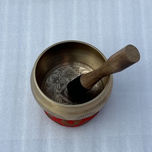 Bol chantant tibétain en bronze de haute qualité pour la méditation et la gratitude, design martelé avec mallette et coussin - Product Image 4