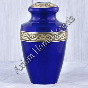 Urna conmemorativa de latón hecha a mano con diseño adornado Recuerdo de cenizas seguro y hermoso de Axiom Home Accents - Product Image 2