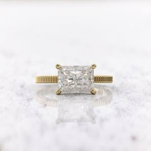 Anillo de Compromiso Elegante para Mujer, con Diamante Cultivado en Laboratorio de Corte Radiante de 2.02CT, Engaste de Puntas, Oro Sólido de 14K, Regalo de Boda para Novia - Product Image 5