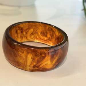 Bracelet manchette large en résine marbrée ambre faite à la main, motif écaille de tortue, bijoux vintage pour femme - Product Image 5