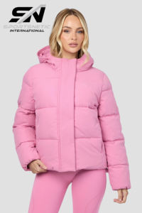 เสื้อแจ็คเก็ตพัฟเฟอร์แบบมีฮู้ดสำหรับผู้หญิง ไซส์พลัส บุใยโพลีเอสเตอร์ 80% กันน้ำ ระบายอากาศได้ดี แบบยูนิเซ็กซ์ สั่งทำขายส่งได้ - Product Image 2