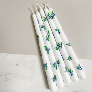 Velas Cónicas de Cera de Soja Blanca Premium con Delicados Patrones Florales Azules, Hojas Verdes, Aspecto Artístico Refinado, Aroma a Vainilla, para Bodas - Product Image 2