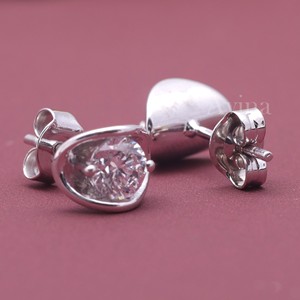 Boucles d'oreilles clous rondes serties de diamants de laboratoire certifiés IGI en or 18 carats |   Boucles d'oreilles minimalistes en diamant - Product Image 3