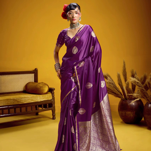 Présentation de la nouvelle collection de saris en tissu de soie satinée douce avec un riche travail de tissage Pally. - Product Image 1