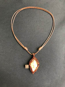 Pendentif en agate blanche fait main, fil de cuivre antique enroulé autour, pierre précieuse naturelle, bijoux artisanaux - Product Image 3