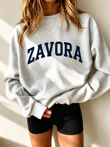 Sudadera Oversize Gris para Mujer, Cuello Redondo, 100% Algodón Felpa, Estampado de Letras Varsity, Estilo Urbano, con Capucha, Logotipo Personalizado, Venta al por Mayor - Product Image 2