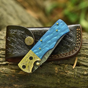 Navaja Plegable de Acero de Damasco – Navaja de Bolsillo con Mango de Resina Azul – Bolster de Latón Grabado – Regalo para Él - Product Image 3