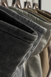 Vêtements pour femmes : Sweat à capuche court oversize zippé, uni, personnalisable pour impression, style sportswear, vente en gros - Product Image 4
