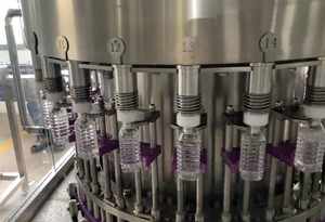 Machine de remplissage automatique d'eau minérale et de boissons, 12 buses, 7200 BPH, équipement d'emballage de bouteilles PET haute précision - Product Image 3