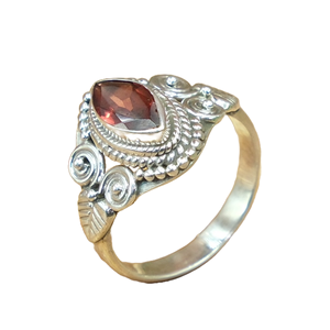แหวนเงินแท้ 925 ประดับพลอยโกเมนสีแดงธรรมชาติ ทำมือ สไตล์โบฮีเมียน สำหรับผู้หญิง ดีไซน์วินเทจลายชนเผ่า - Product Image 1