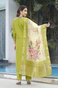 Elegante conjunto de Kurti, pantalón y dupatta de corte recto. Graciosa y moderna, eternamente clásica. - Product Image 2