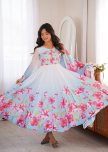 ชุดเดรส Anarkali ผ้าไหมออร์แกนซ่าลายดอกไม้ พร้อมดีไซน์ Potli แบบ Kali Cut Flare และผ้าคลุมไหล่ Gota Patti สำหรับงานเฉลิมฉลองสำหรับผู้หญิง (PY 308) - Product Image 1