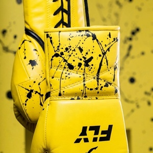 Guantes de Boxeo Ligeros Yellow Fly Hechos con Cuero Artificial de Primera Calidad, Cierre de Cordones y Velcro en la Muñeca - Product Image 2