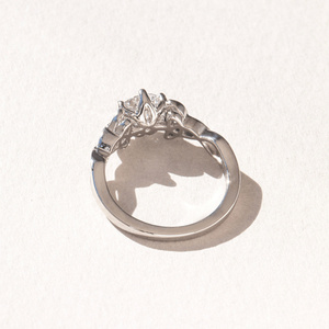 Anillo de Oro Blanco de 18K con Diamante Cultivado en Laboratorio de Corte Brillante de 1.2ct, Certificado IGI, Estilo Celta, de EtherStar Jewels - Product Image 2