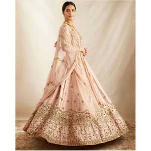 Tenue de soirée traditionnelle chinoise de créateur Lehenga Choli magnifiquement brodée - Product Image 6