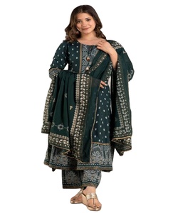 คอลเลกชันออกแบบสำหรับผู้หญิงอินเดียและปากีสถานดูอุดมไปด้วยผ้าไหมสีเทาสุทธิสำหรับโอกาสพิเศษราคาขายส่ง - Product Image 1