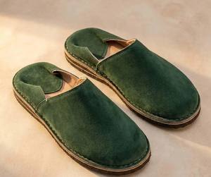 Babouches marocaines faites à la main : Chaussures en daim vert à enfiler pour hommes et femmes - Product Image 1