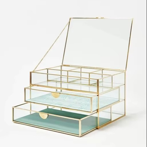 Boîte à bijoux moderne en métal et verre, de forme unique et au look élégant, pour une utilisation en intérieur. - Product Image 1