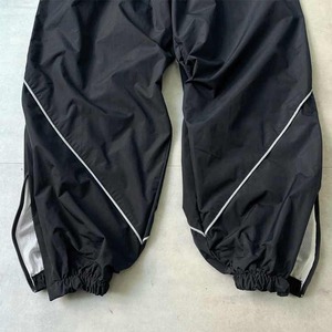 Pantalon de survêtement personnalisé pour homme en polyester et élasthanne avec logo brodé, coupe oversize et rayures - Product Image 2