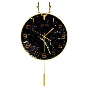 Horloge murale en métal tendance qui complète les intérieurs classiques et contemporains, créant un effet visuel moderne et épuré. - Product Image 2