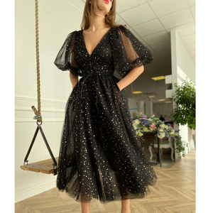 Meilleure édition Robe de soirée élégante noire en tulle, longueur ras du sol, avec imprimé étoiles scintillantes, col en V, manches courtes et silhouette trapèze - Product Image 1