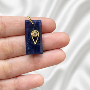 Colgante de joyería DIY - Rectángulo de sodalita chapado en oro con circonita cúbica y anilla de unión - Product Image 3