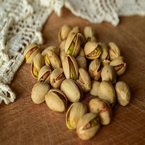 Pistachos con textura crujiente que ofrecen una experiencia de merienda deliciosa para hogares, cafeterías, restaurantes y panaderías - Product Image 1