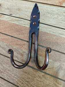Gancho Doble de Hierro Forjado a Mano, Resistente, Estilo Rústico, Decorativo, para Colgar Batas, Toallas y Sombreros - Product Image 6